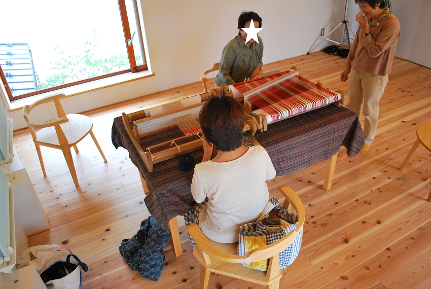手織り教室が開かれました。