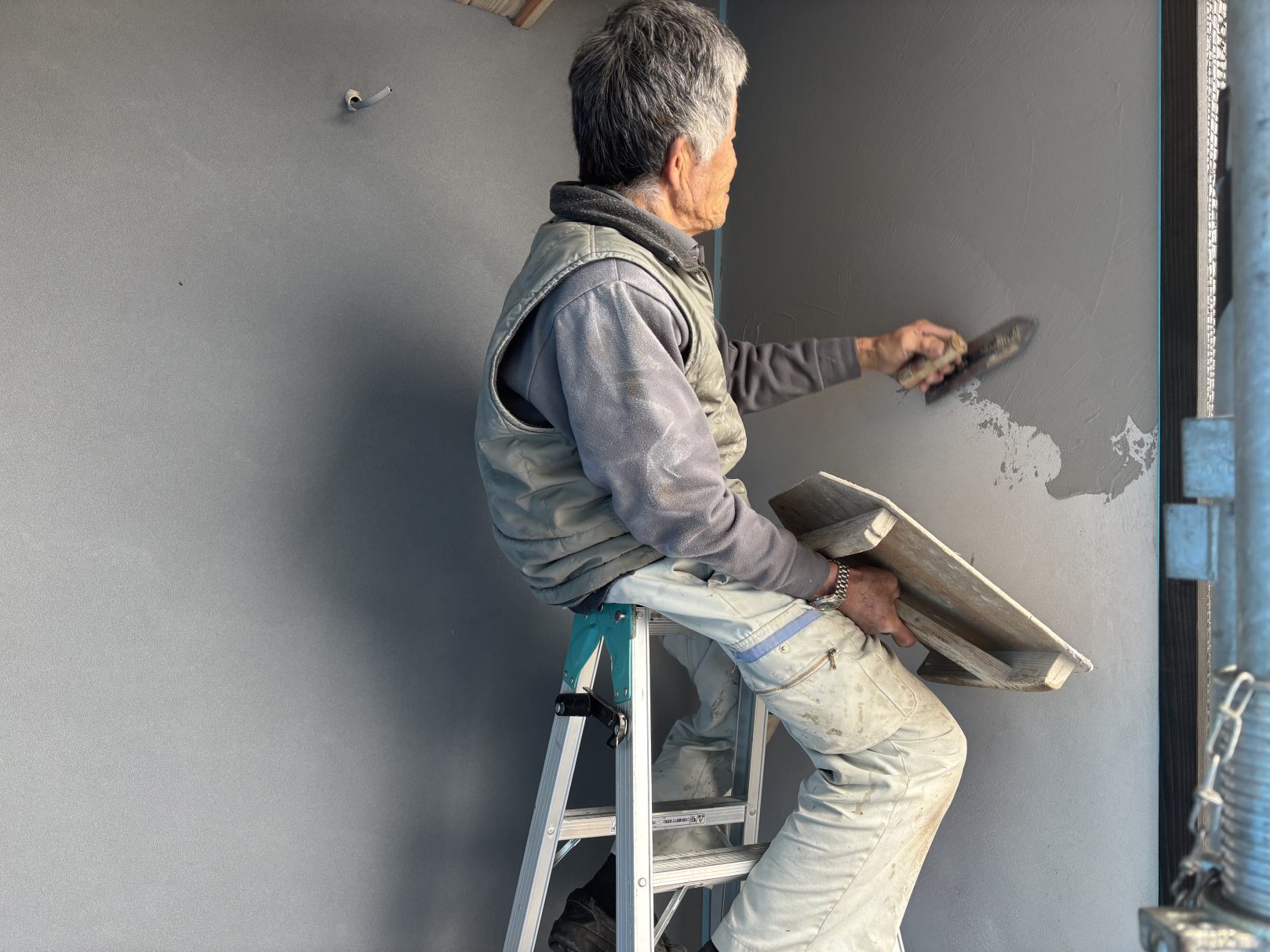 【現場ブログ】コテが生む壁の表情｜左官職人の手仕事