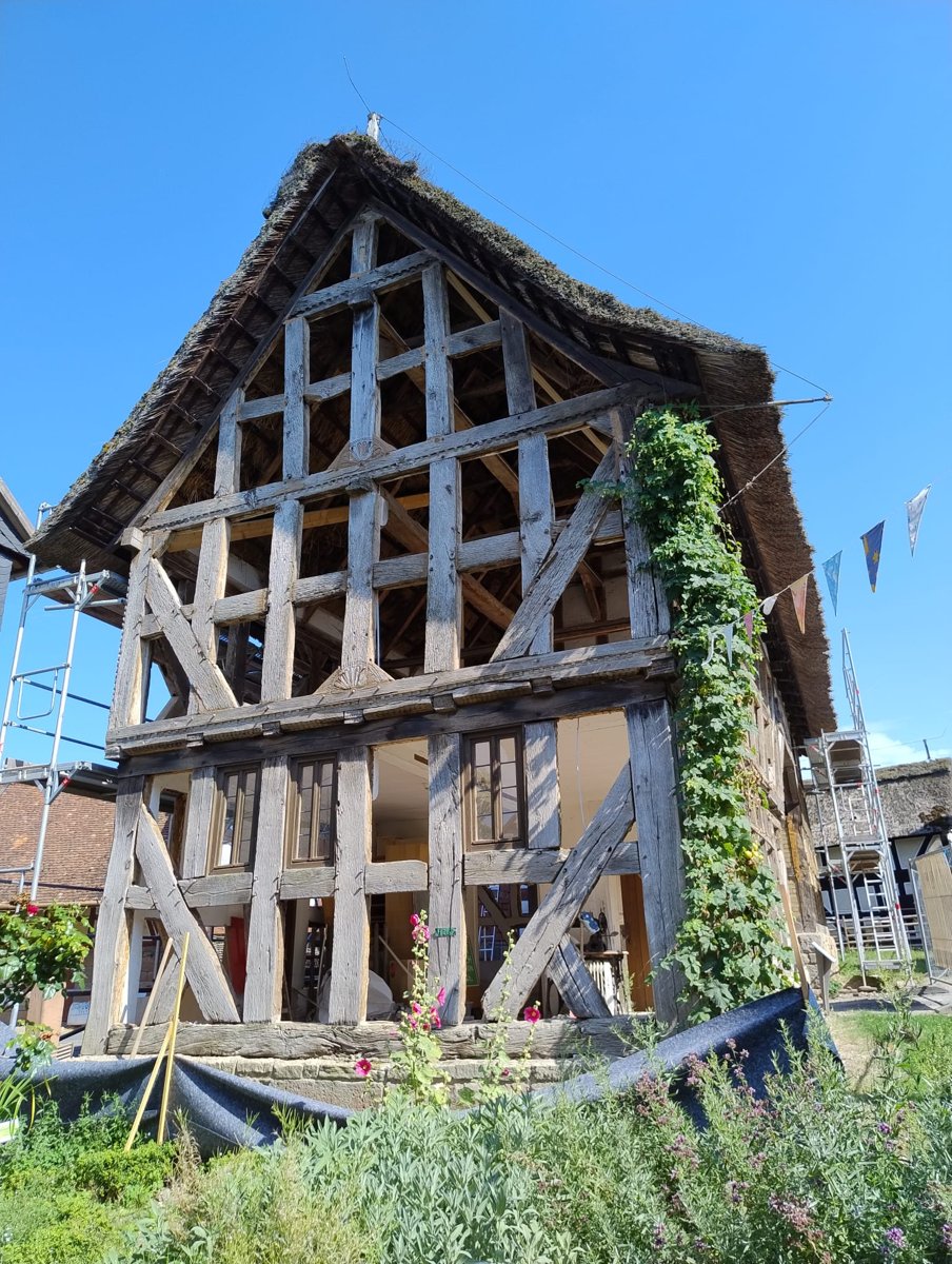 ドイツで修復前の木組みがむき出しになった建物