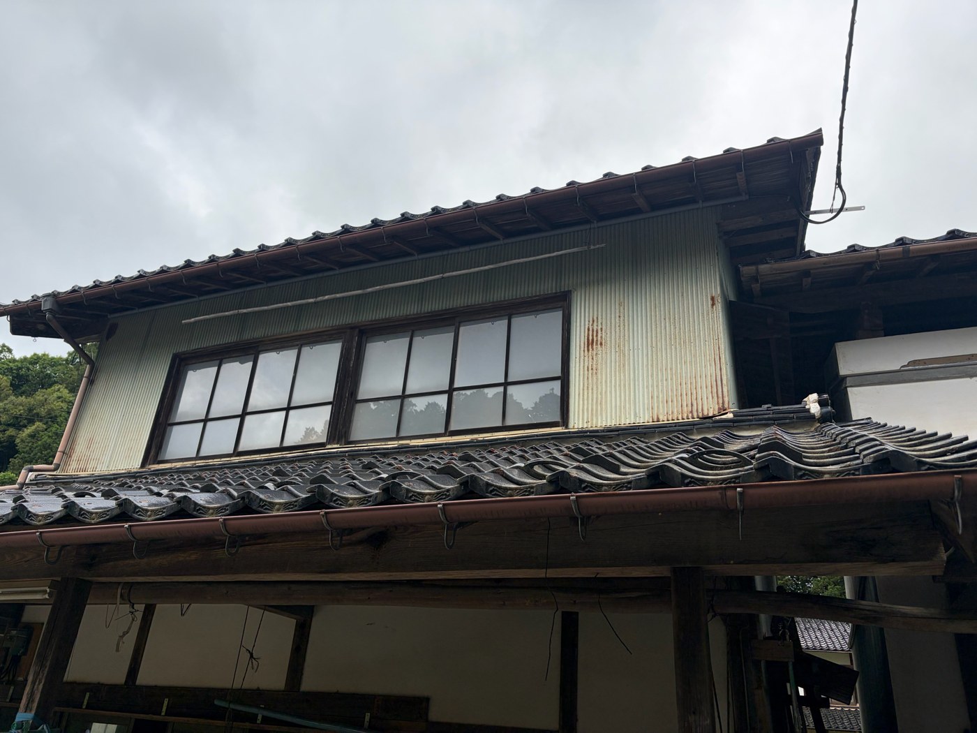 傾いた納屋を、持ち上げて直しています|曳家(ひきや)の現場から