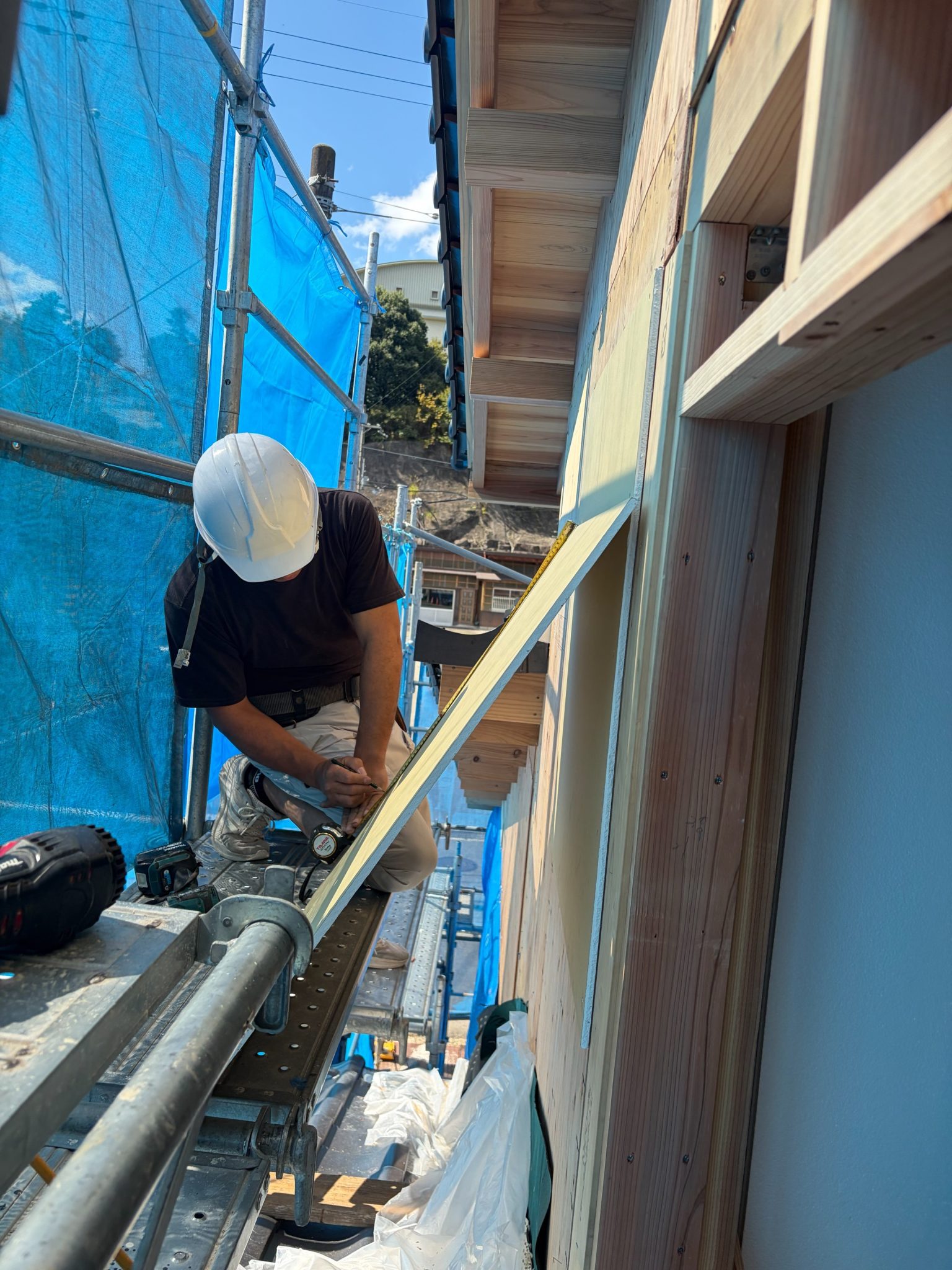【新築】《10月上旬》兵庫県豊岡市｜木製サッシが納まり、外壁の下地張りも進んでいます！