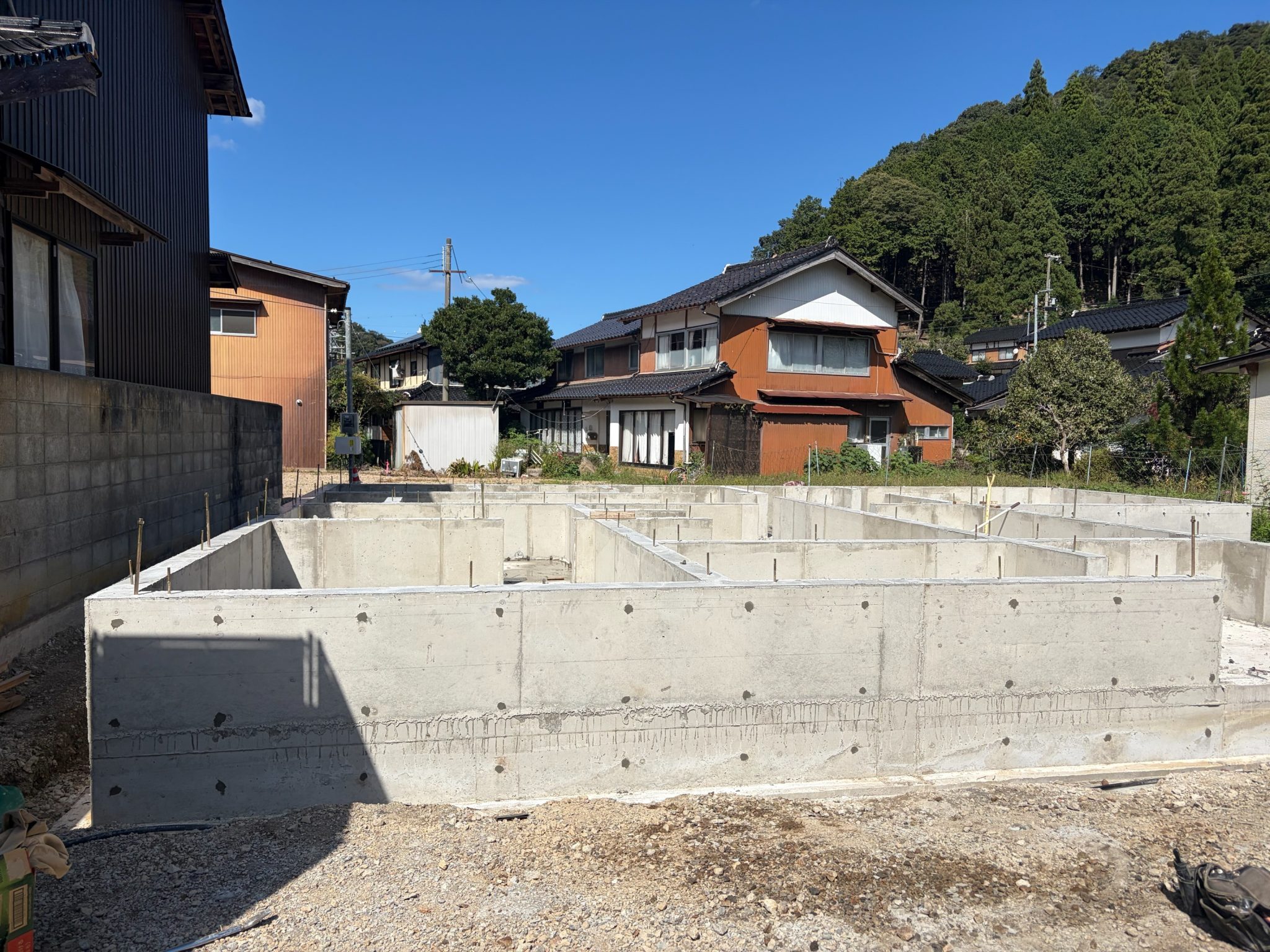 【新築】《10月上旬》兵庫県豊岡市｜型枠が外れ、基礎のかたちが現れました！