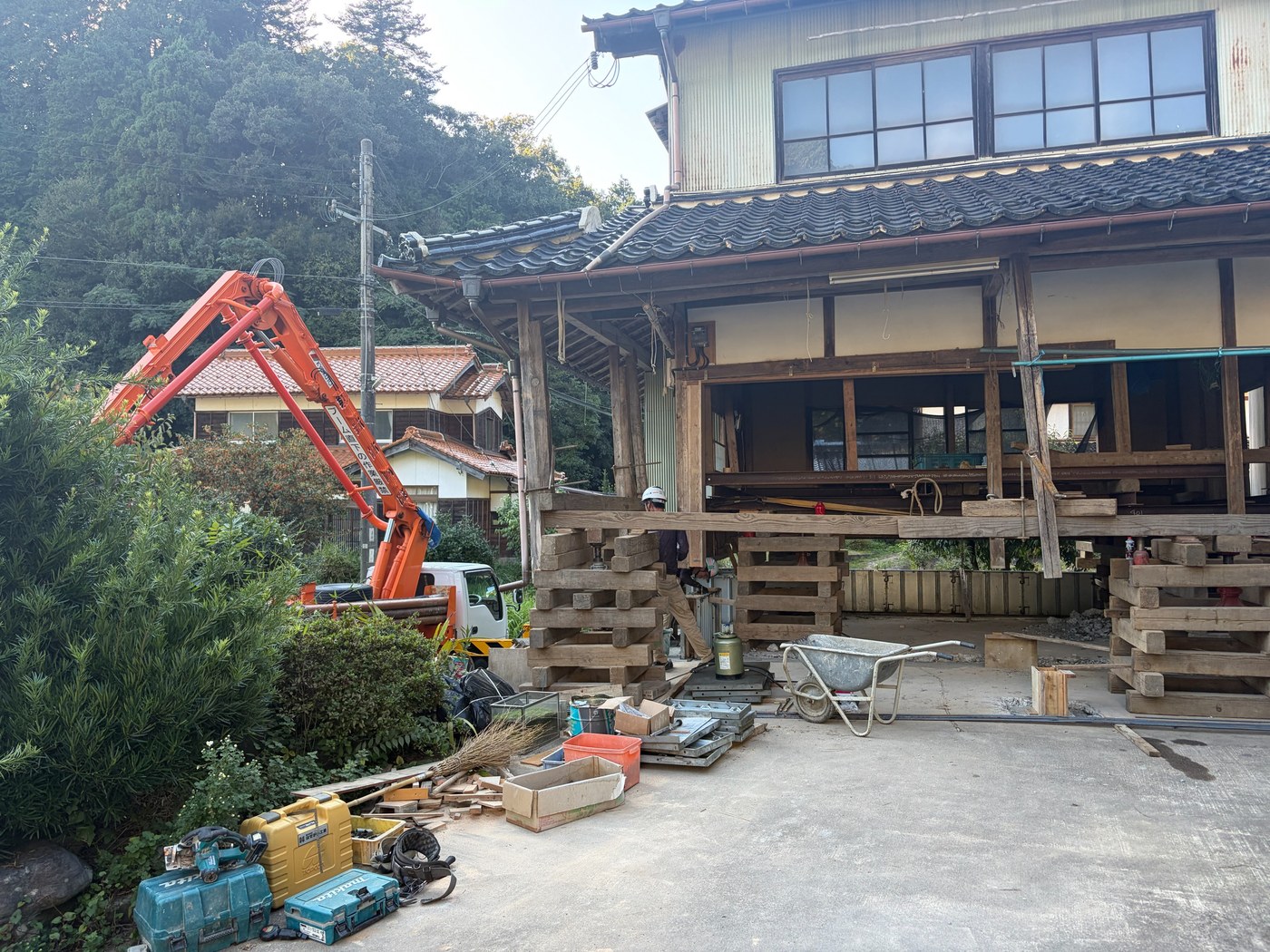 ポンプ車と、持ち上げた納屋
